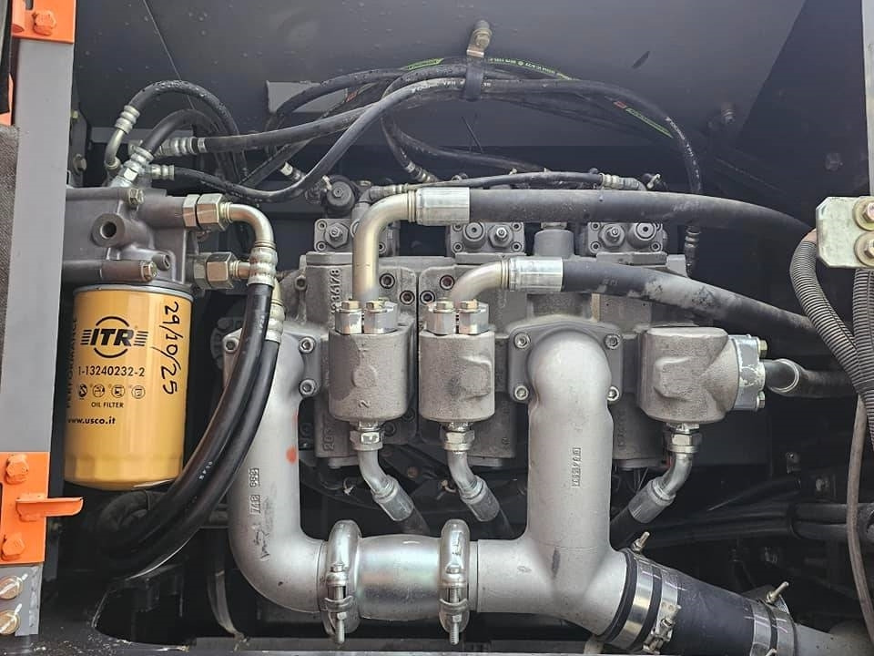 Crawler excavator Hitachi ZX 300 LC-6: picture 33