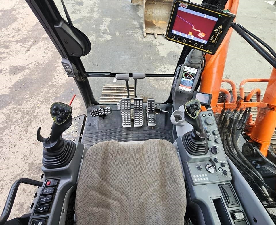 Crawler excavator Hitachi ZX 300 LC-6: picture 41