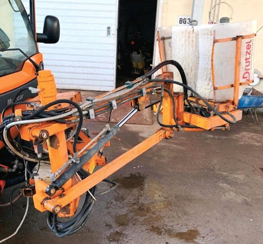 Leitpfostenwaschgerät Drutzel LWG-M-SR Leitpfostenwaschmaschine Schmidt Passend für Multicar Unimog - Broom: picture 2 Leitpfostenwaschgerät Drutzel LWG-M-SR Leitpfostenwaschmaschine Schmidt Passend für Multicar Unimog - Broom: picture 2