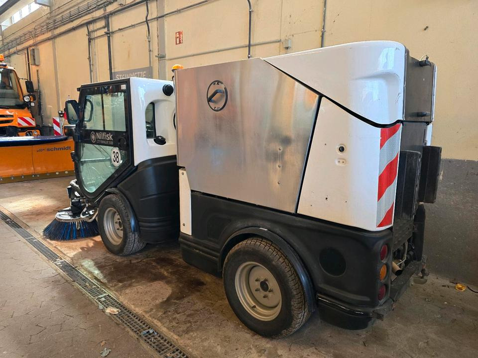 Nilfisk City Ranger 3500 Kehrmaschine Straßenkehrmaschine mit Schmidt Bediendisplay Hako Kehreinheit - Road sweeper: picture 2 Nilfisk City Ranger 3500 Kehrmaschine Straßenkehrmaschine mit Schmidt Bediendisplay Hako Kehreinheit - Road sweeper: picture 2
