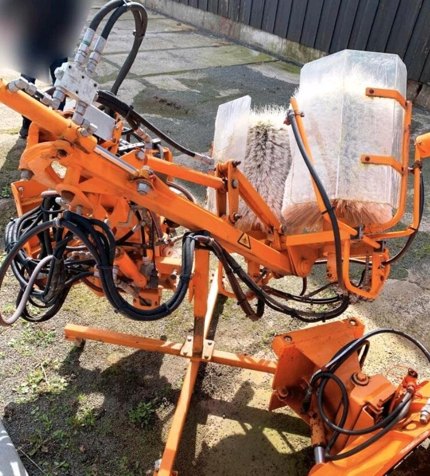 Schmidt RPS-H Leitpfostenwaschgerät für Unimog 405/10 405/12 U400 300 400 500 UGN UGE Mulag Mercedes-Benz 318 218 423 427 429 430 - Broom: picture 1 Schmidt RPS-H Leitpfostenwaschgerät für Unimog 405/10 405/12 U400 300 400 500 UGN UGE Mulag Mercedes-Benz 318 218 423 427 429 430 - Broom: picture 1