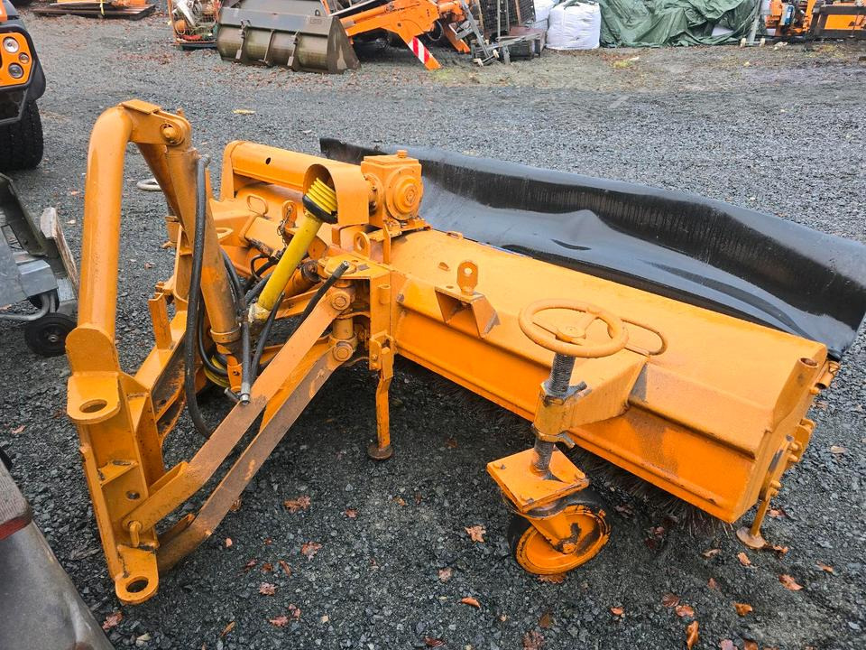 Schmidt VKS Kehrmaschine Straßenkehrmaschine Frontkehrmaschine Kehrbesen für Radlader Unimog Traktor - Broom: picture 2 Schmidt VKS Kehrmaschine Straßenkehrmaschine Frontkehrmaschine Kehrbesen für Radlader Unimog Traktor - Broom: picture 2