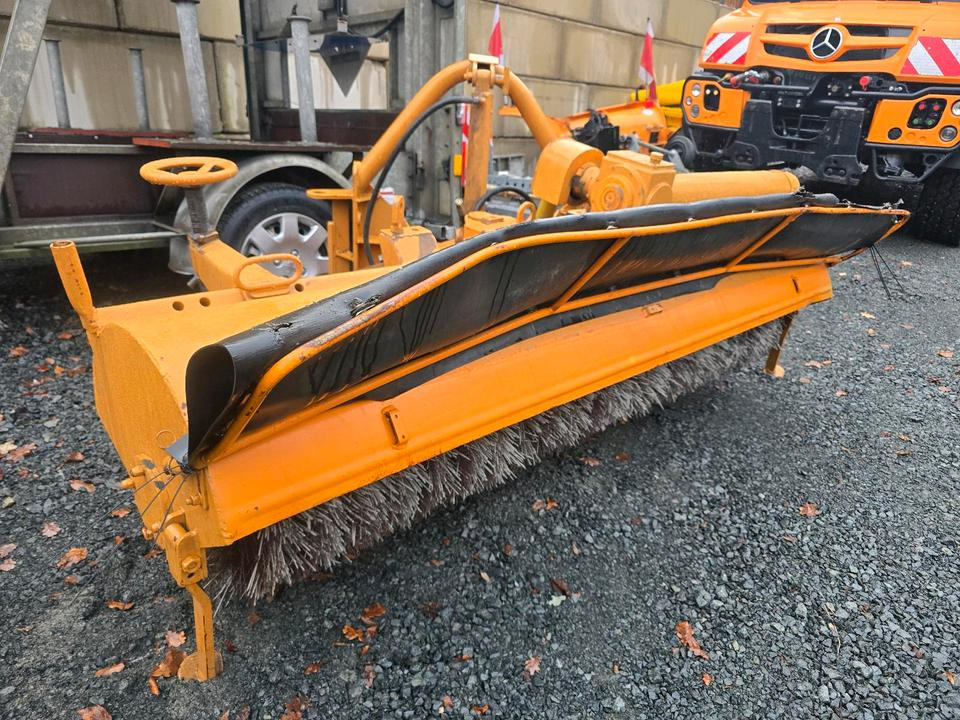 Schmidt VKS Kehrmaschine Straßenkehrmaschine Frontkehrmaschine Kehrbesen für Radlader Unimog Traktor - Broom: picture 4 Schmidt VKS Kehrmaschine Straßenkehrmaschine Frontkehrmaschine Kehrbesen für Radlader Unimog Traktor - Broom: picture 4