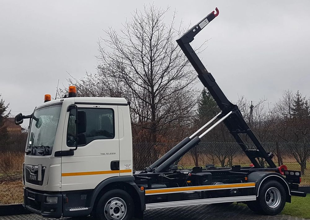MAN TGL 12.220 HAKOWIEC 4X2 KLIMA DO KONTENERÓW MANUAL 12T - Hook lift truck: picture 2 MAN TGL 12.220 HAKOWIEC 4X2 KLIMA DO KONTENERÓW MANUAL 12T - Hook lift truck: picture 2