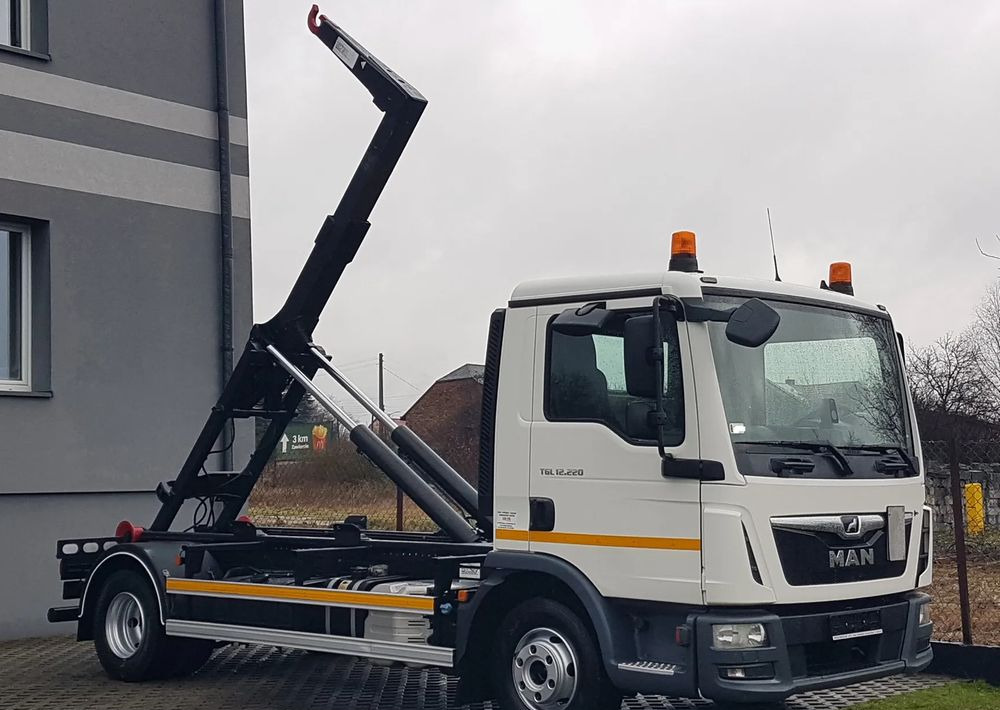 MAN TGL 12.220 HAKOWIEC 4X2 KLIMA DO KONTENERÓW MANUAL 12T - Hook lift truck: picture 1 MAN TGL 12.220 HAKOWIEC 4X2 KLIMA DO KONTENERÓW MANUAL 12T - Hook lift truck: picture 1