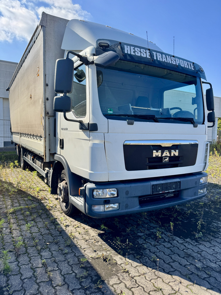 MAN 12.250 - Curtainsider truck: picture 1 MAN 12.250 - Curtainsider truck: picture 1