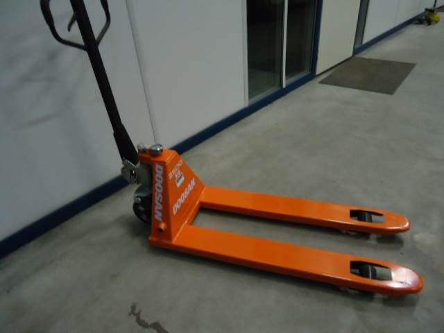 Doosan Pallettruck - Pallet truck: picture 2 Doosan Pallettruck - Pallet truck: picture 2