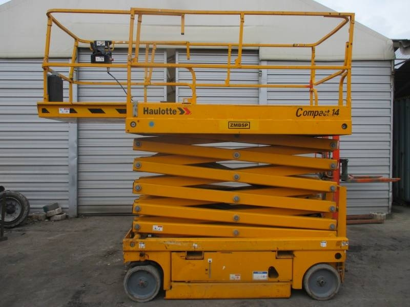 Haulotte Compact 14 - Scissor lift: picture 1 Haulotte Compact 14 - Scissor lift: picture 1