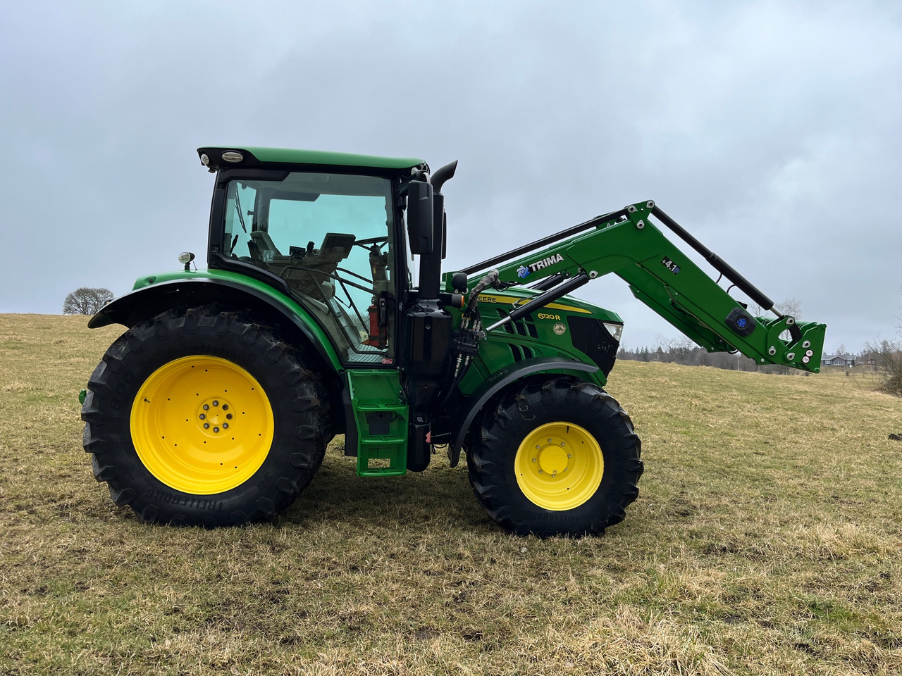 John Deere 6120R - Farm tractor: picture 2 John Deere 6120R - Farm tractor: picture 2