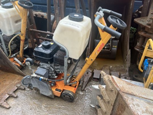 Scie à sol HUSQVARNA - Construction equipment: picture 1 Scie à sol HUSQVARNA - Construction equipment: picture 1