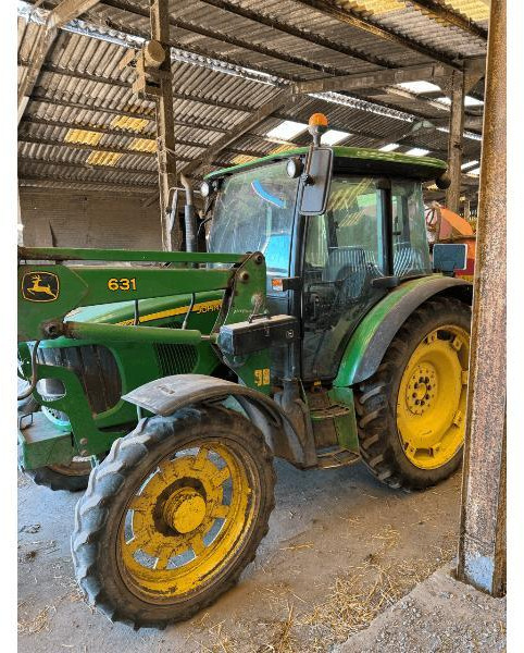 JOHN DEERE 5820 - Farm tractor: picture 1 JOHN DEERE 5820 - Farm tractor: picture 1