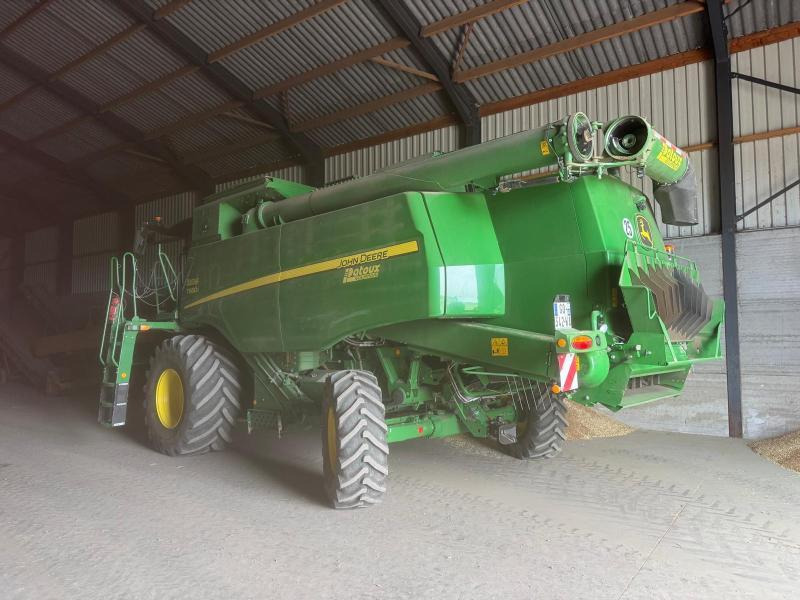 JOHN DEERE T660 - Combine harvester: picture 1 JOHN DEERE T660 - Combine harvester: picture 1