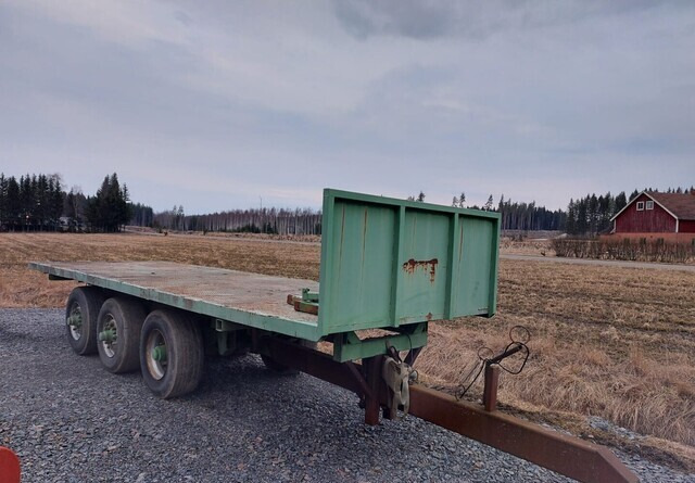JALKALAVAKÄRRY - 3-akselinen ILMA-ALUSTAINEN KÄRRY MONEEN KÄYTTÖÖN - Farm platform trailer: picture 1 JALKALAVAKÄRRY - 3-akselinen ILMA-ALUSTAINEN KÄRRY MONEEN KÄYTTÖÖN - Farm platform trailer: picture 1