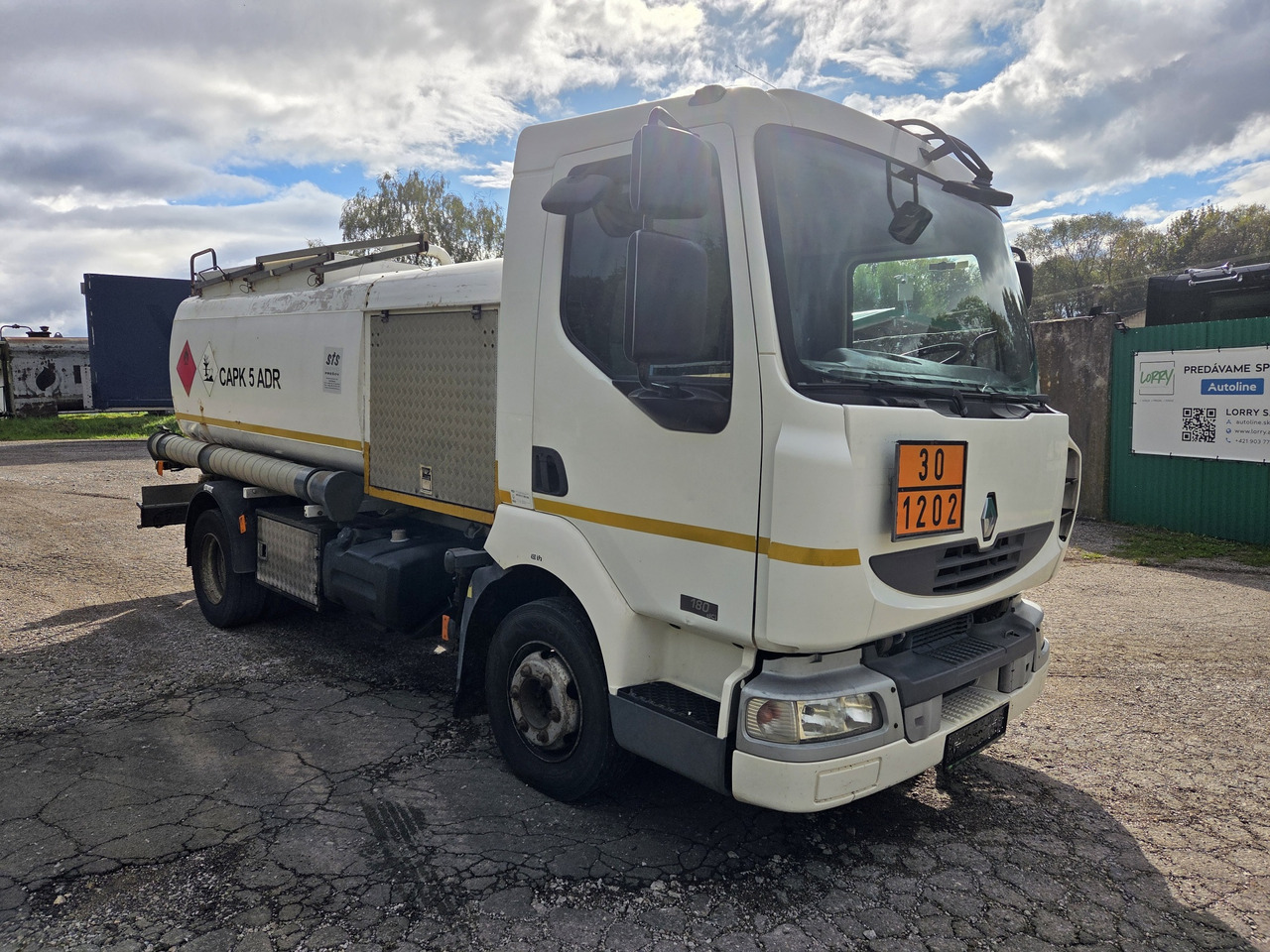 RENAULT MIDLUM 180.10 diesel tanker + dispensing + print - Tank truck: picture 3 RENAULT MIDLUM 180.10 diesel tanker + dispensing + print - Tank truck: picture 3