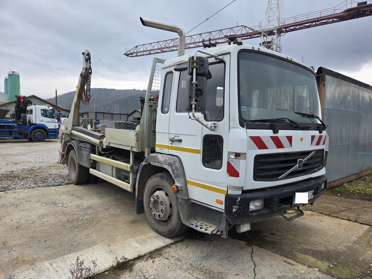 VOLVO FL6 - 250 chain container system telescop - Skip loader truck: picture 1 VOLVO FL6 - 250 chain container system telescop - Skip loader truck: picture 1