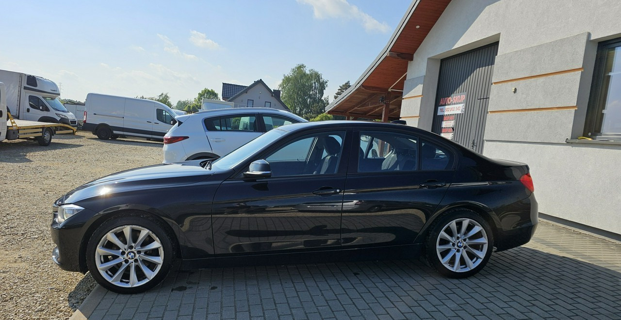 BMW SERIA 3 V (F30/F31/F34) BMW SERIA 3 BMW 330D xDrive ładny stan 4x4 sedan - Car: picture 4 BMW SERIA 3 V (F30/F31/F34) BMW SERIA 3 BMW 330D xDrive ładny stan 4x4 sedan - Car: picture 4