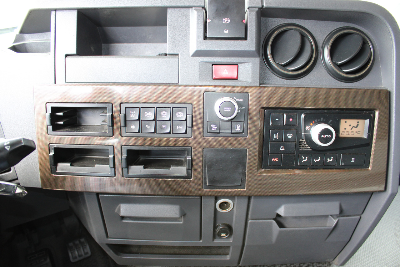 Tractor unit Renault T460: picture 8