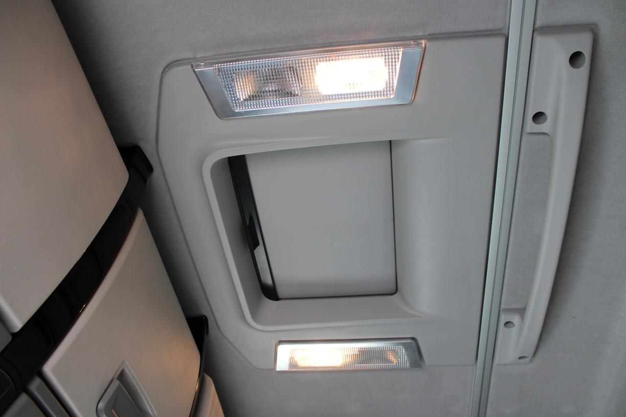 Tractor unit Renault T460: picture 18