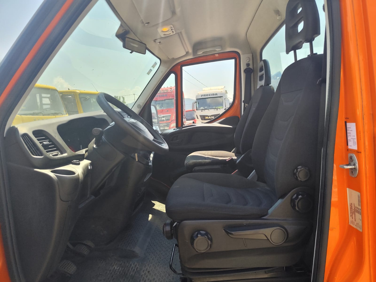 IVECO DAILY 35-140 - Crane truck: picture 3 IVECO DAILY 35-140 - Crane truck: picture 3