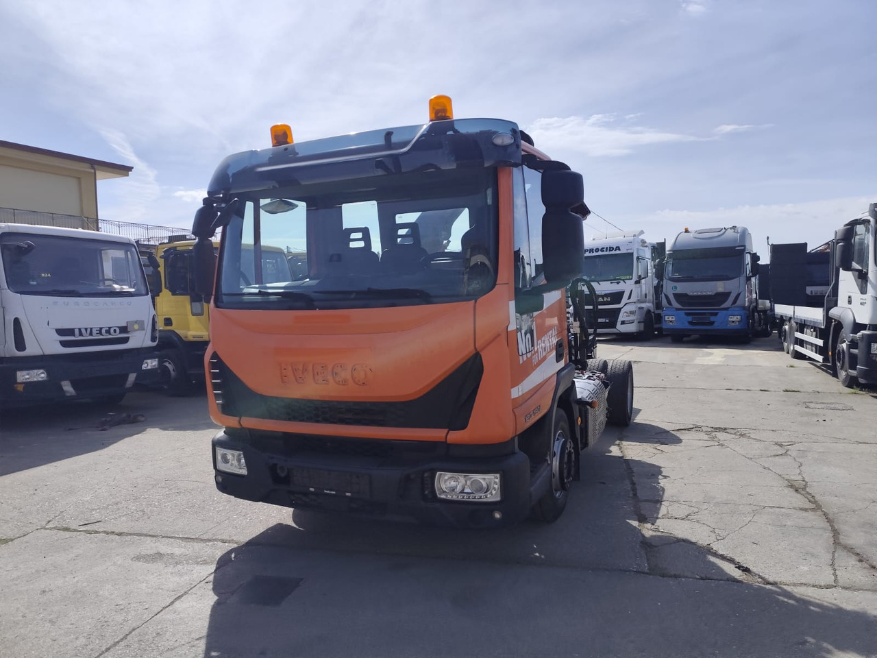 IVECO EUROCARGO 120-90L - Crane truck: picture 1 IVECO EUROCARGO 120-90L - Crane truck: picture 1