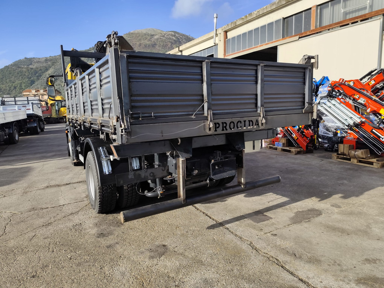 IVECO EUROCARGO 160E30 - Crane truck: picture 2 IVECO EUROCARGO 160E30 - Crane truck: picture 2