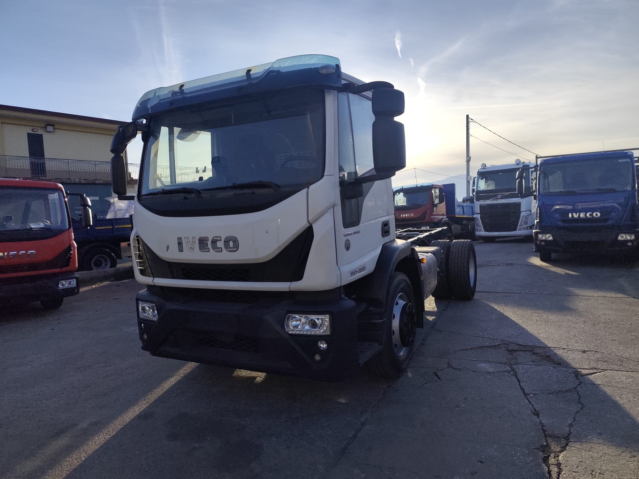 Cab chassis truck IVECO EUROCARGO 180-320: picture 38 Cab chassis truck IVECO EUROCARGO 180-320: picture 38