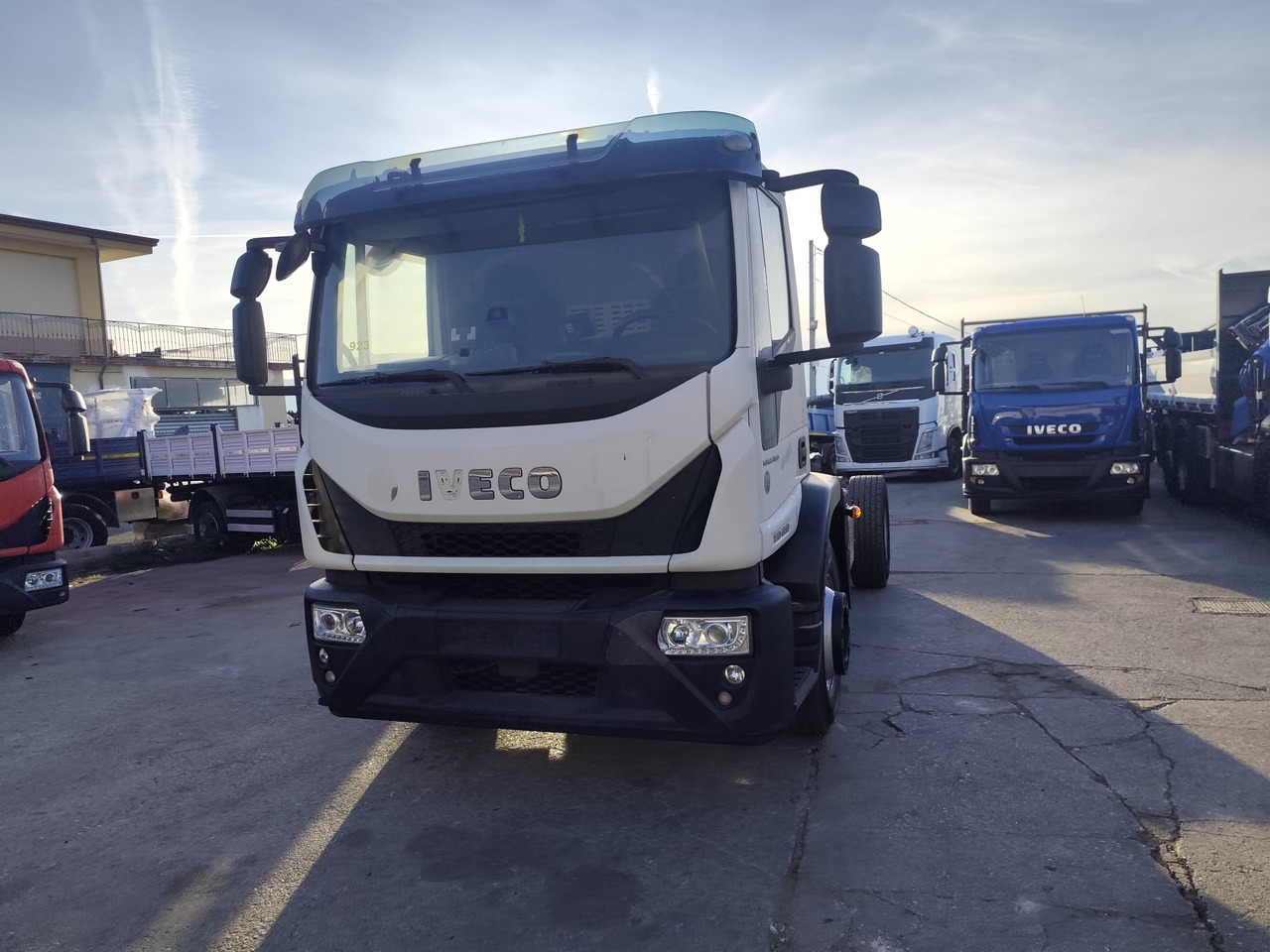 Cab chassis truck IVECO EUROCARGO 180-320: picture 37 Cab chassis truck IVECO EUROCARGO 180-320: picture 37