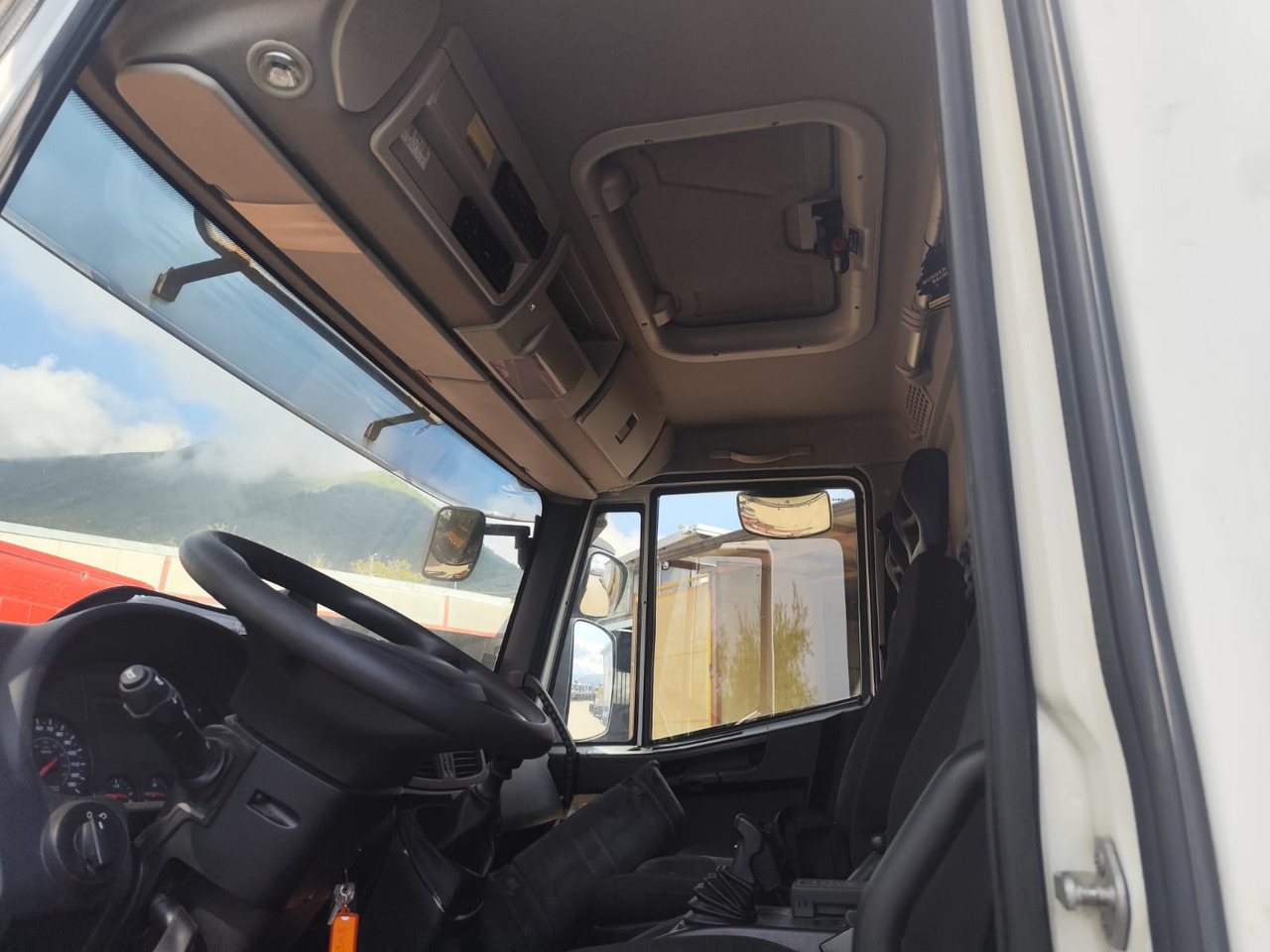 IVECO EUROCARGO 80-210 - Cab chassis truck: picture 3 IVECO EUROCARGO 80-210 - Cab chassis truck: picture 3