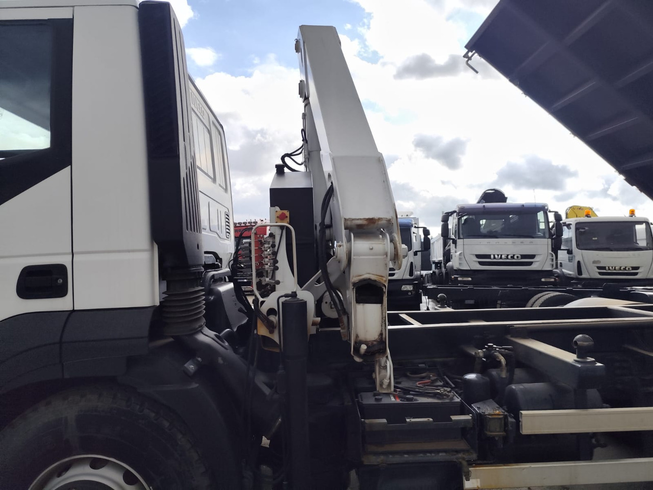 IVECO STRALIS AD 190S31P - Crane truck: picture 2 IVECO STRALIS AD 190S31P - Crane truck: picture 2