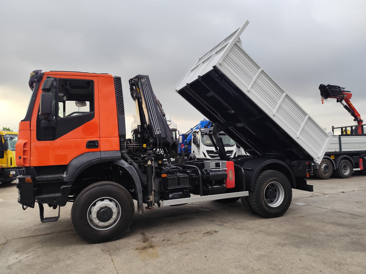 IVECO TRAKKER 190T36 - Crane truck: picture 2 IVECO TRAKKER 190T36 - Crane truck: picture 2