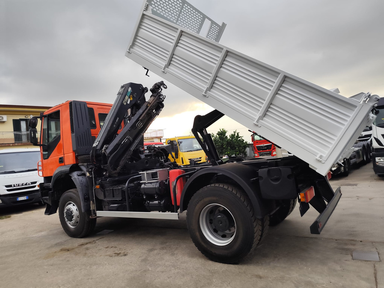 IVECO TRAKKER 190T36 - Crane truck: picture 4 IVECO TRAKKER 190T36 - Crane truck: picture 4