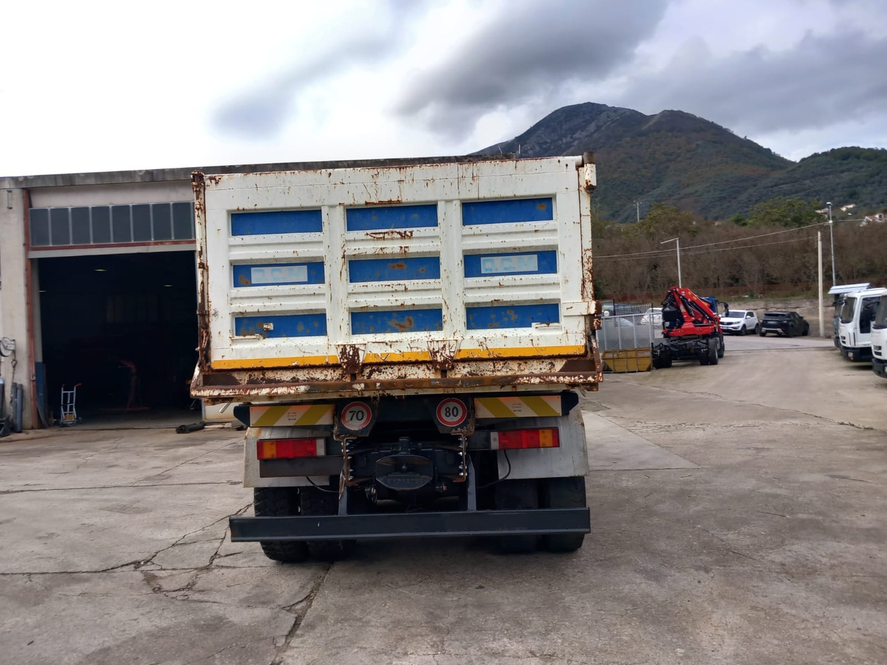 Crane truck, Tipper IVECO TRAKKER 260T36: picture 14 Crane truck, Tipper IVECO TRAKKER 260T36: picture 14