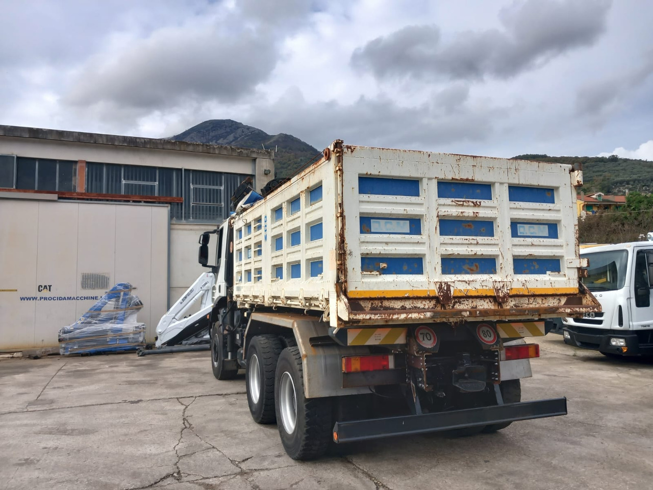 Crane truck, Tipper IVECO TRAKKER 260T36: picture 30 Crane truck, Tipper IVECO TRAKKER 260T36: picture 30