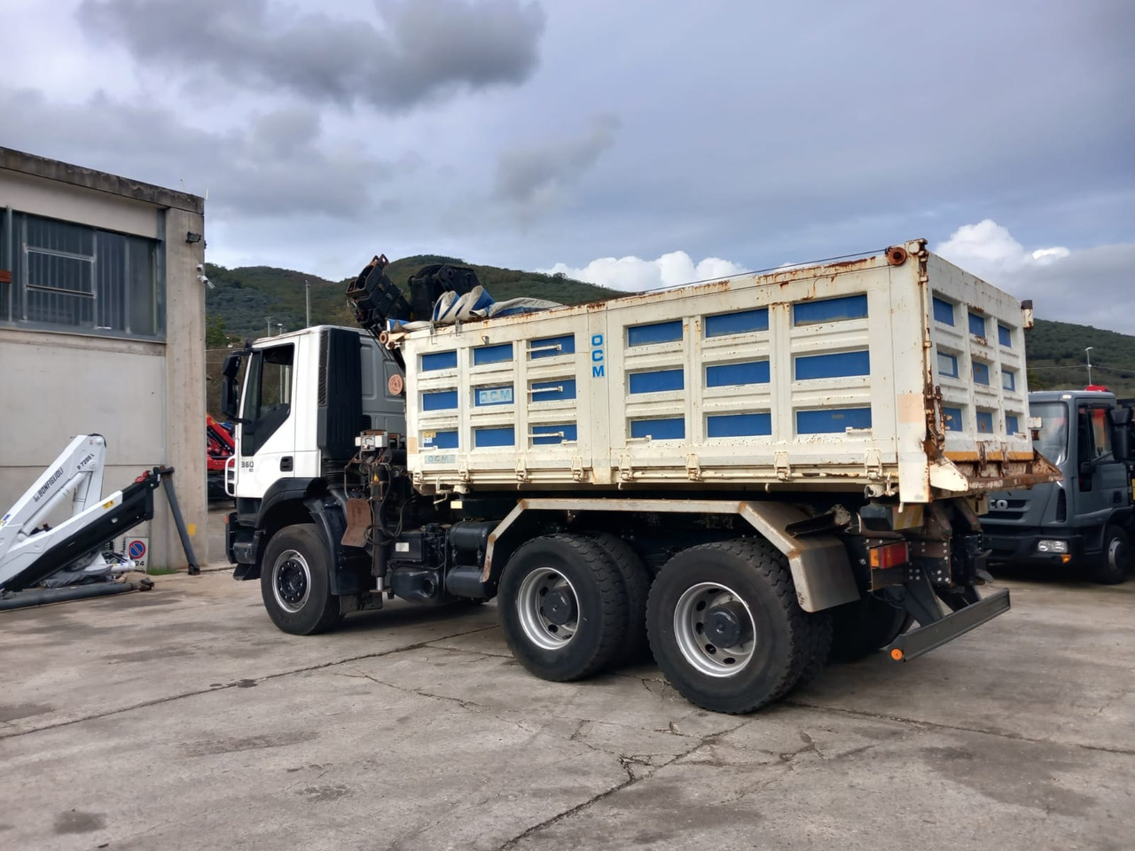 Crane truck, Tipper IVECO TRAKKER 260T36: picture 15 Crane truck, Tipper IVECO TRAKKER 260T36: picture 15