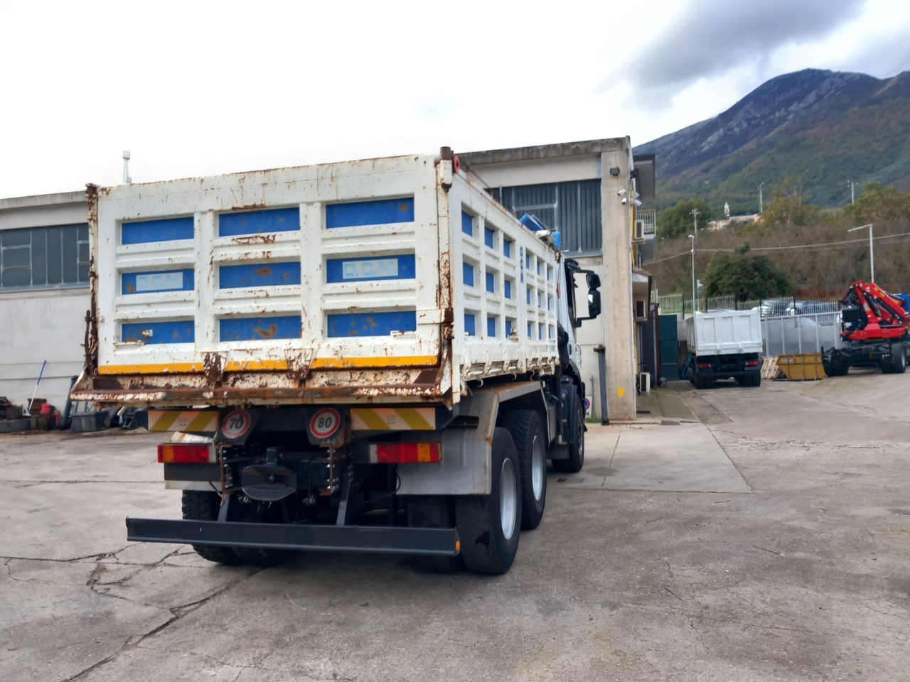 Crane truck, Tipper IVECO TRAKKER 260T36: picture 13 Crane truck, Tipper IVECO TRAKKER 260T36: picture 13