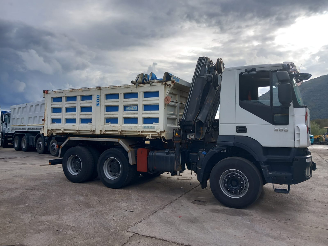 Crane truck, Tipper IVECO TRAKKER 260T36: picture 33 Crane truck, Tipper IVECO TRAKKER 260T36: picture 33