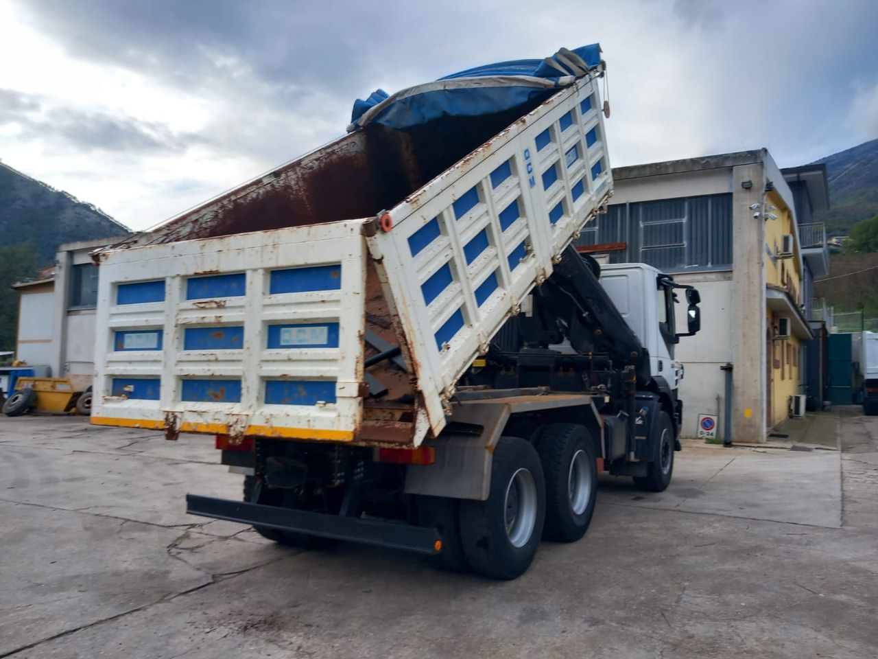 Crane truck, Tipper IVECO TRAKKER 260T36: picture 39 Crane truck, Tipper IVECO TRAKKER 260T36: picture 39