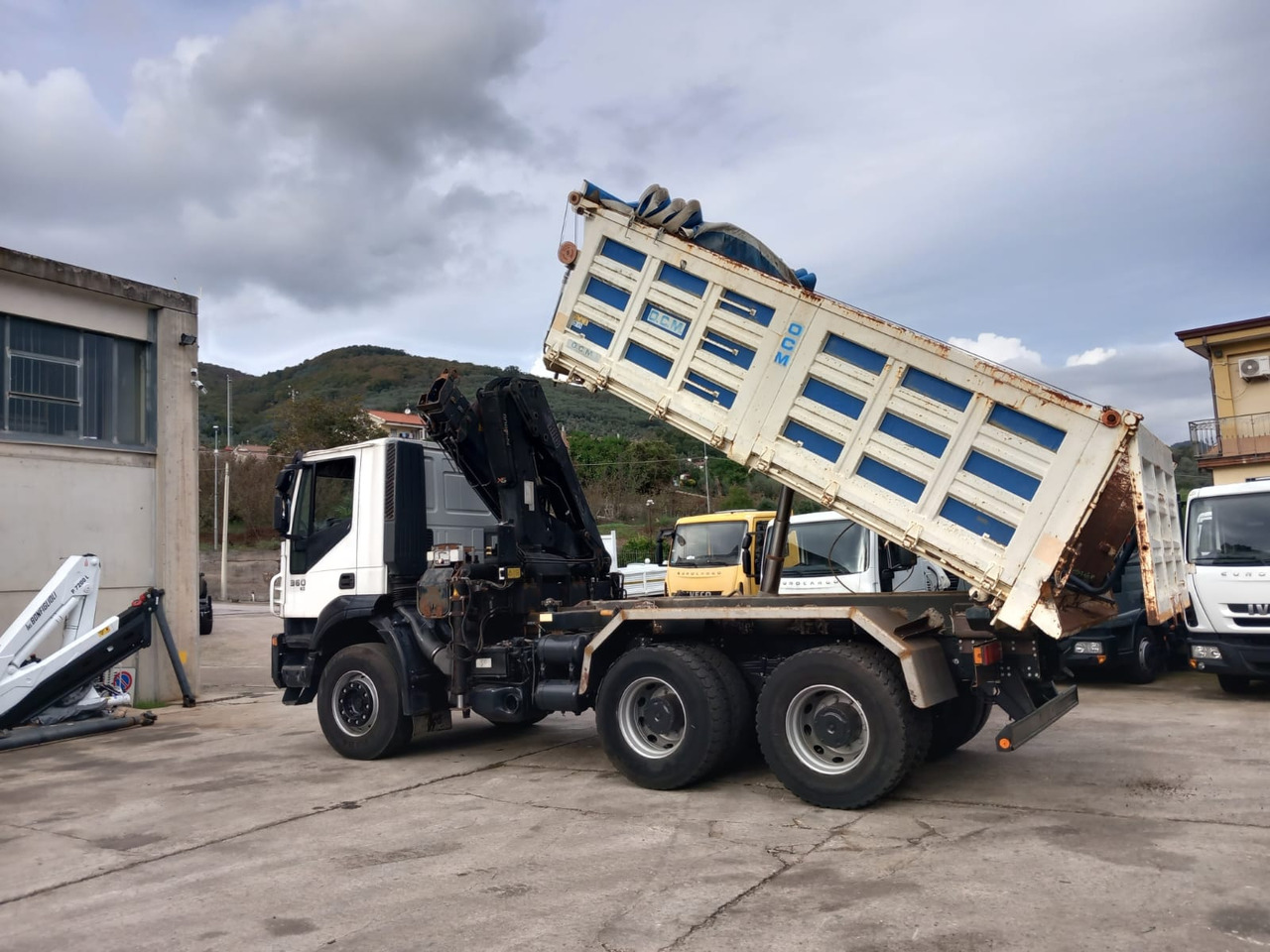 Interior photo 2: Crane truck, Tipper IVECO TRAKKER 260T36 Interior photo 2: Crane truck, Tipper IVECO TRAKKER 260T36