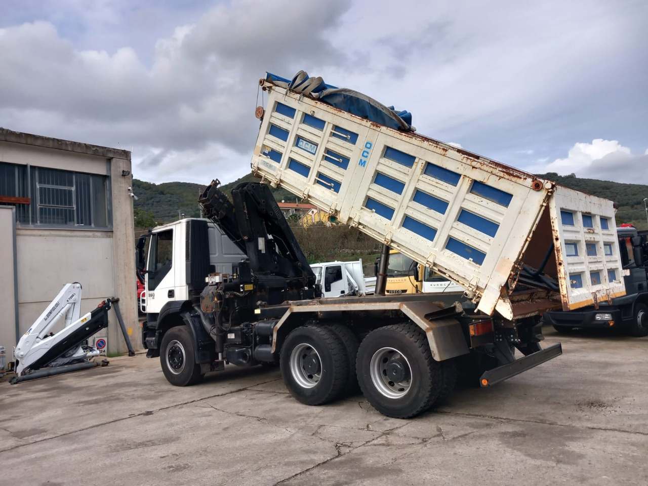 Interior photo 1: Crane truck, Tipper IVECO TRAKKER 260T36 Interior photo 1: Crane truck, Tipper IVECO TRAKKER 260T36