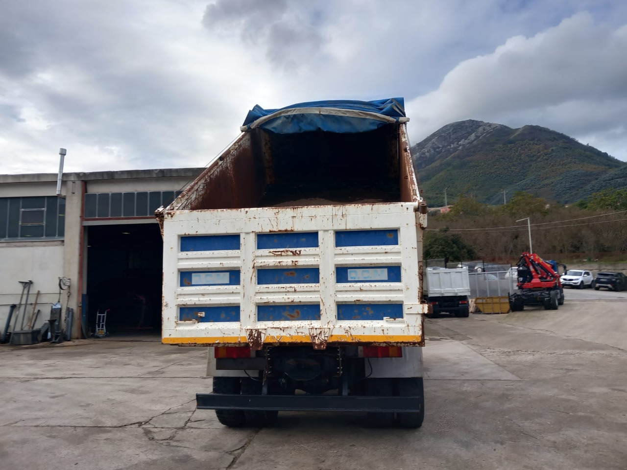 Crane truck, Tipper IVECO TRAKKER 260T36: picture 38 Crane truck, Tipper IVECO TRAKKER 260T36: picture 38