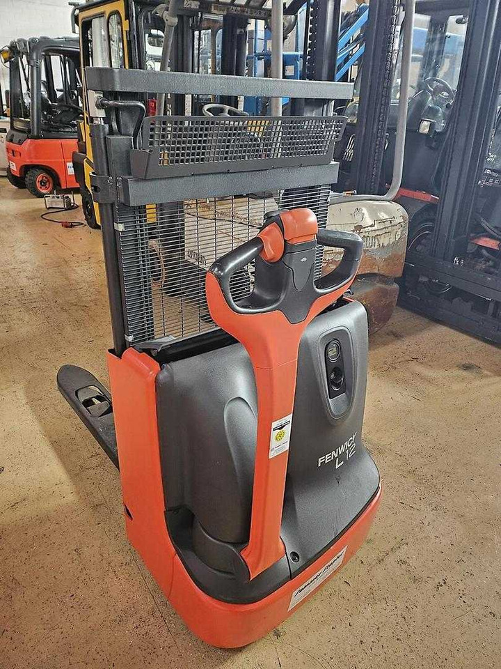 Linde L12 - Stacker: picture 5 Linde L12 - Stacker: picture 5