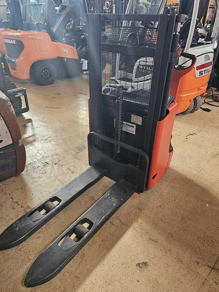 Linde L12 - Stacker: picture 1 Linde L12 - Stacker: picture 1