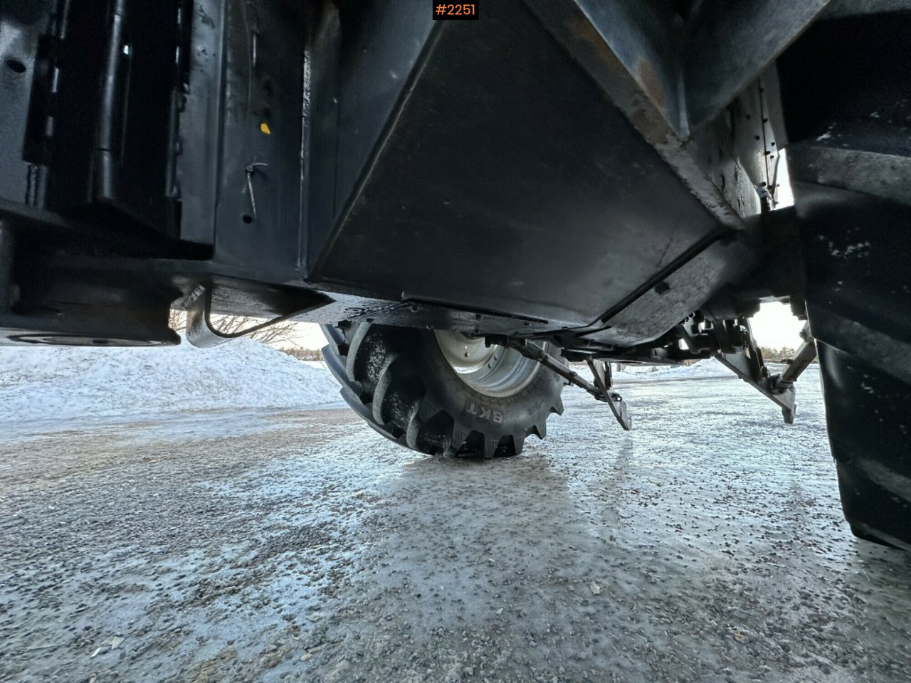 Farm tractor Valtra X110 waiststeering tractor with twintrac: picture 16