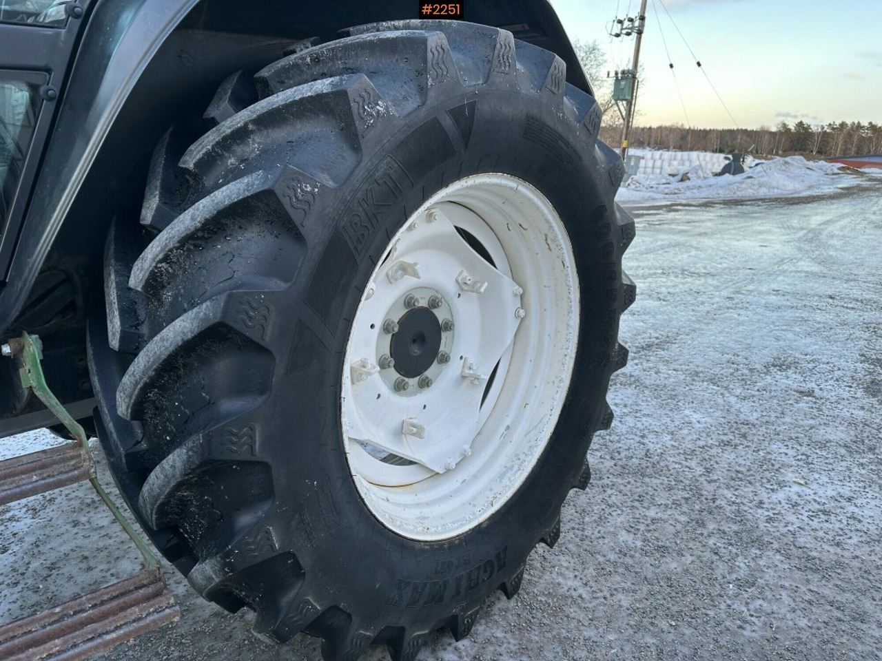 Farm tractor Valtra X110 waiststeering tractor with twintrac: picture 10