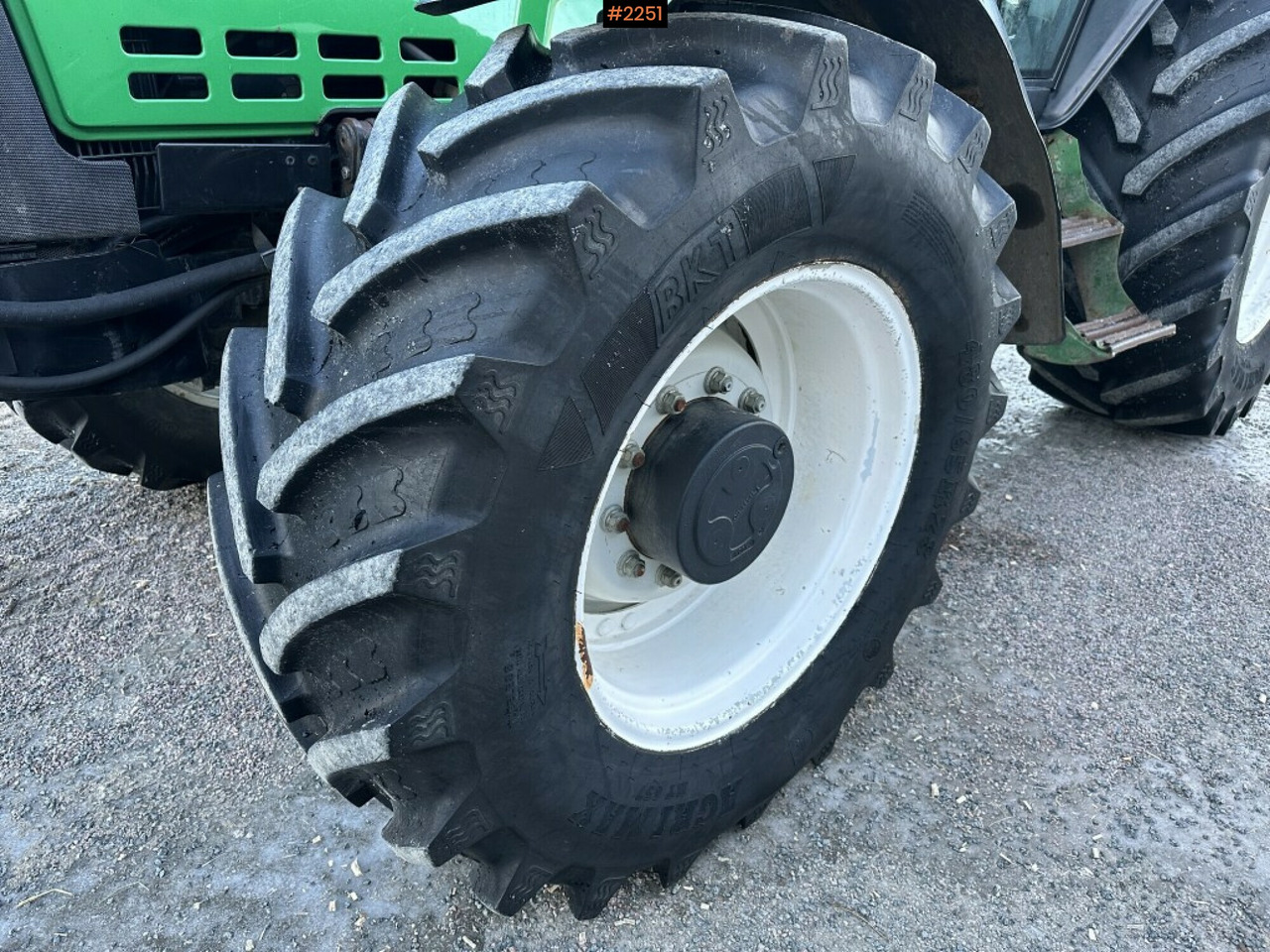 Farm tractor Valtra X110 waiststeering tractor with twintrac: picture 9
