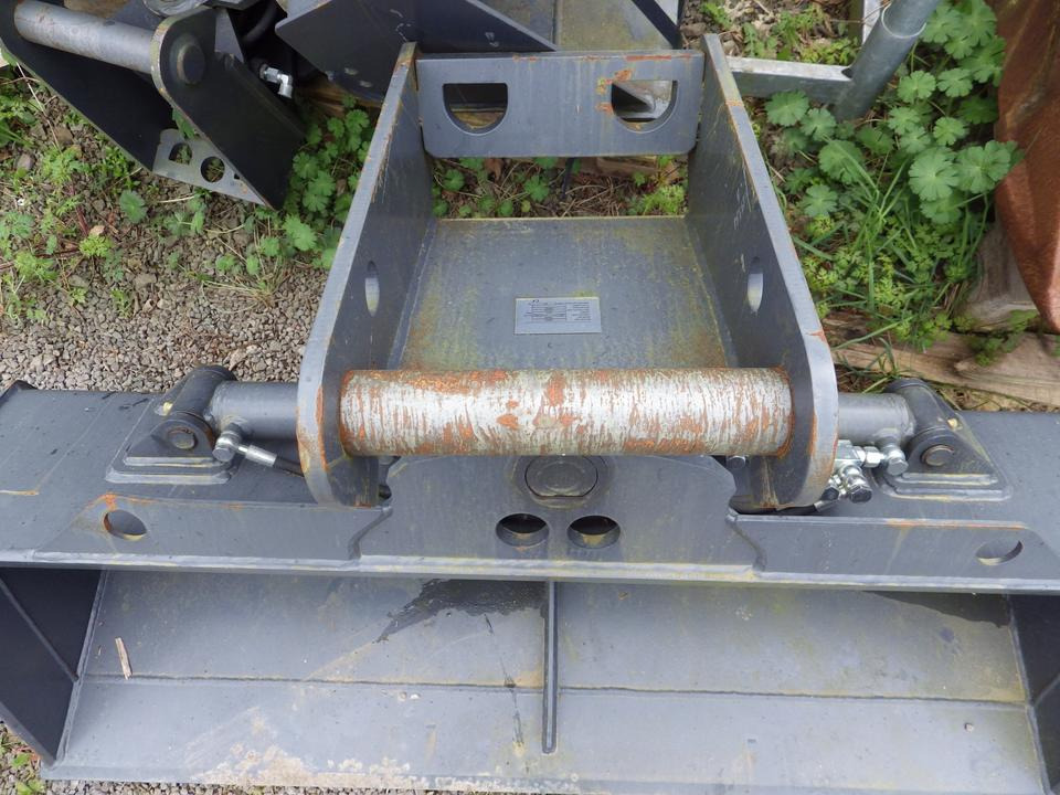 Schwenkbare Grabenräumlöffel MS01 3 x auf Lager - Excavator bucket: picture 3 Schwenkbare Grabenräumlöffel MS01 3 x auf Lager - Excavator bucket: picture 3