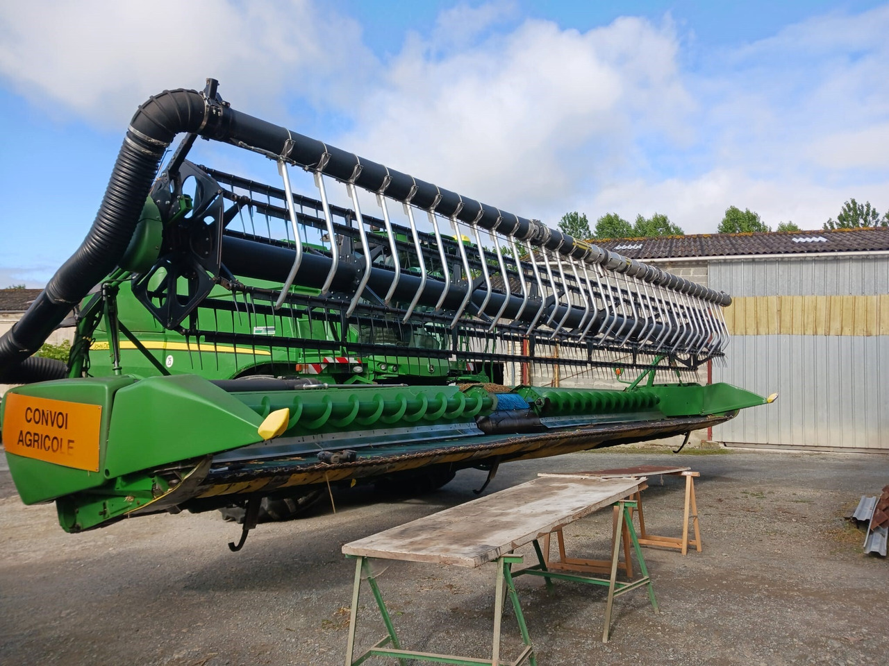 JOHN DEERE COUPE DE MOISSONNEUSE 635 FD - Grain header: picture 1 JOHN DEERE COUPE DE MOISSONNEUSE 635 FD - Grain header: picture 1