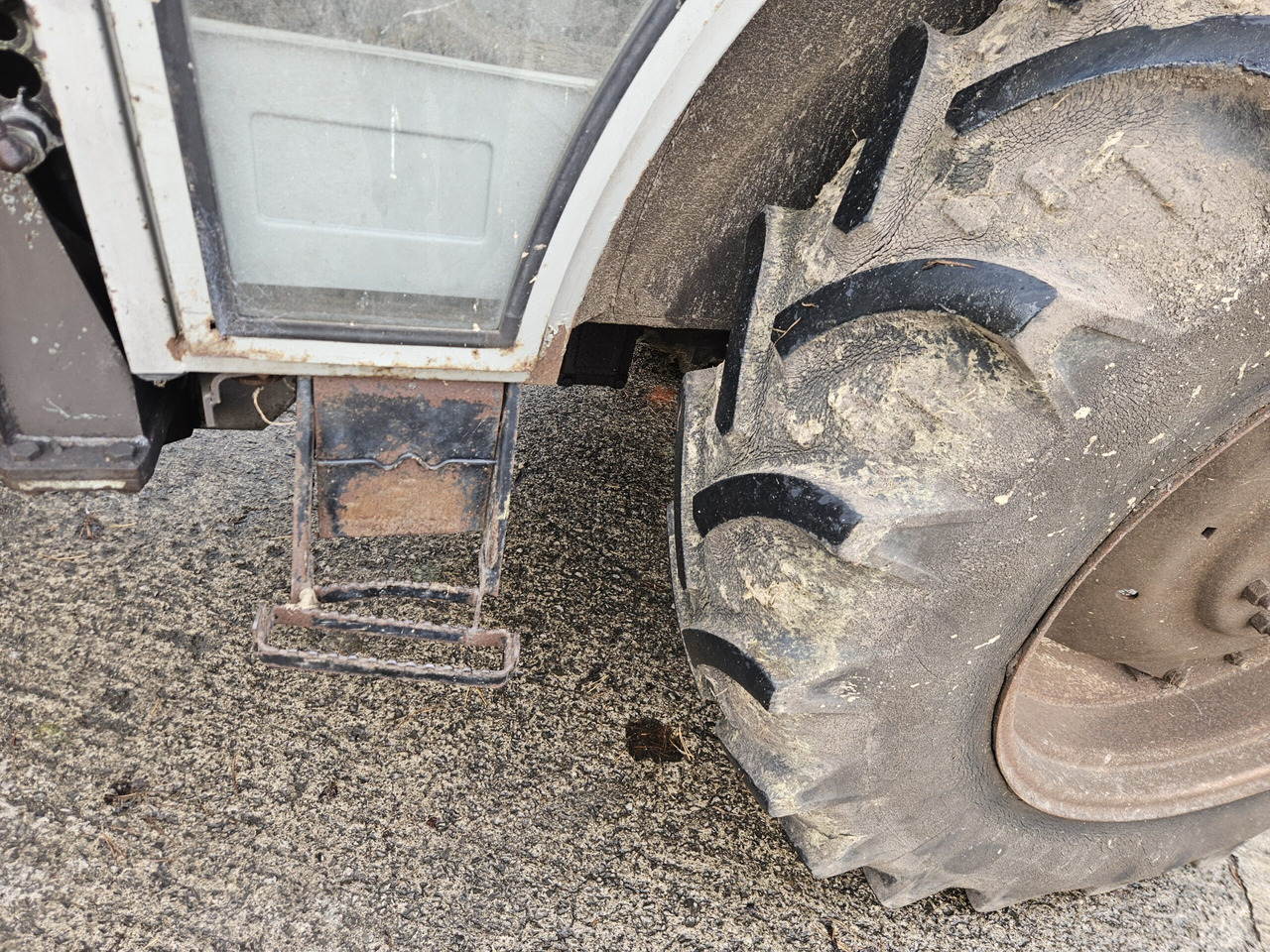 1992 MF 390 2wd, 12/12, showing 3316 Hours - Farm tractor: picture 5 1992 MF 390 2wd, 12/12, showing 3316 Hours - Farm tractor: picture 5