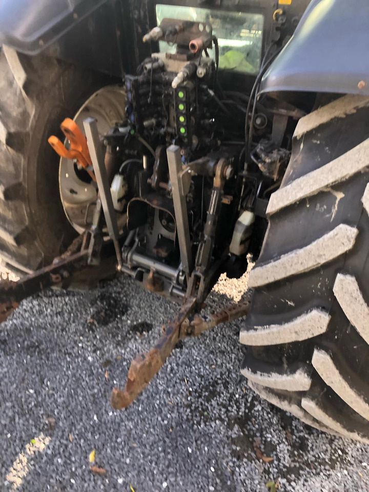 2009 Valtra T171 with front PTO - Farm tractor: picture 4 2009 Valtra T171 with front PTO - Farm tractor: picture 4
