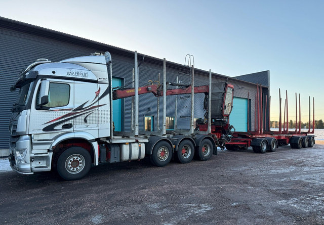 Mercedes-BenzArocs 8x4 - Timber truck, Crane truck: picture 2 Mercedes-BenzArocs 8x4 - Timber truck, Crane truck: picture 2